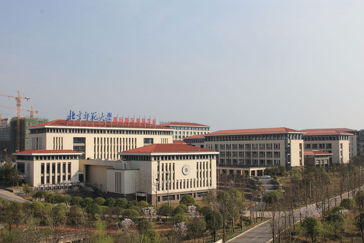 天然白色陶土装饰的校园建筑.jpg
