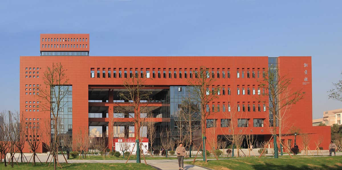 湖南工商大学天然红色LOPO陶土板.jpg