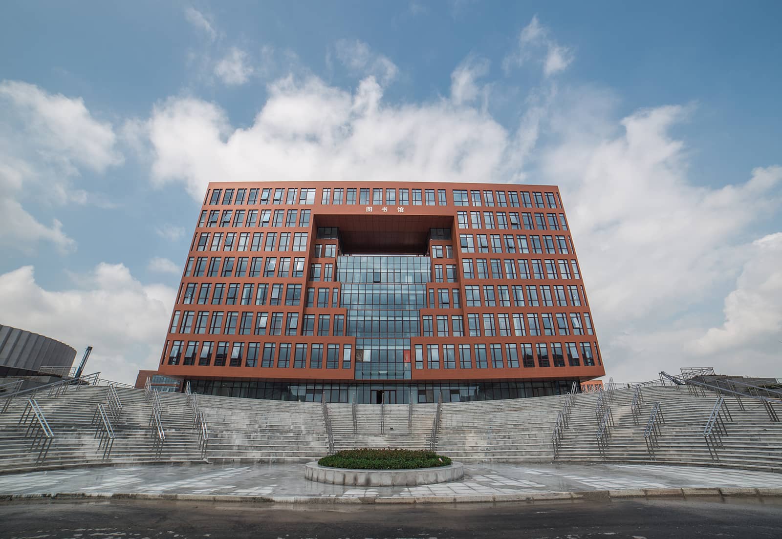 宁波大学科学技术学院图书馆正面.jpg