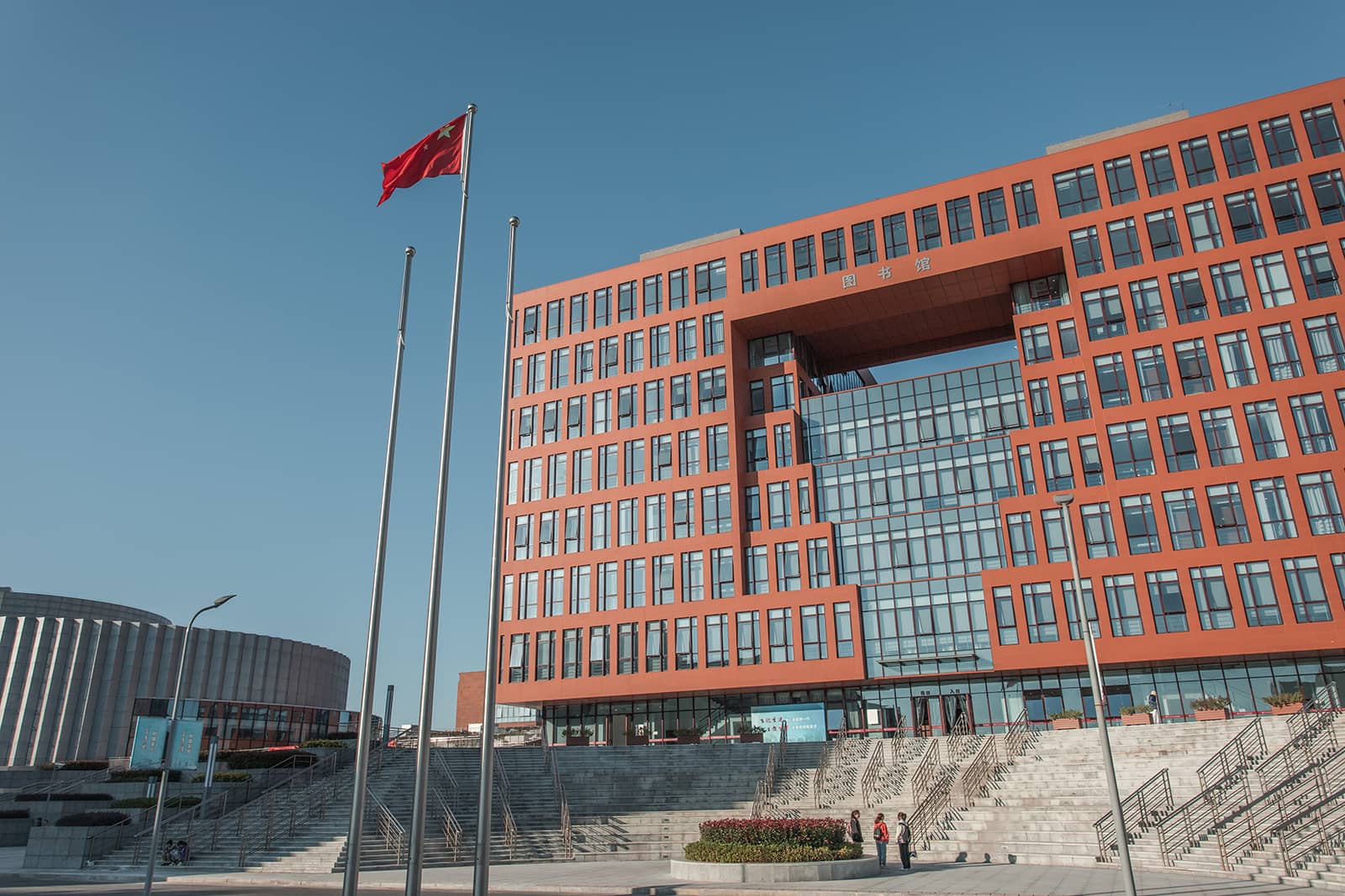 图书馆前下沉广场.jpg