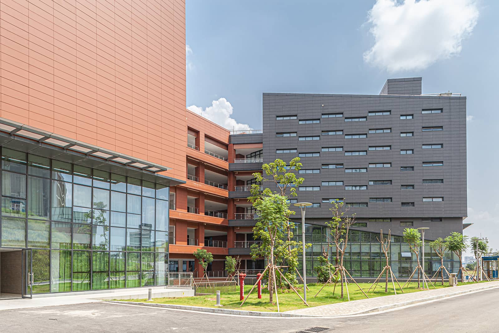 红灰陶土板打造的广西科技大学新校区.jpg