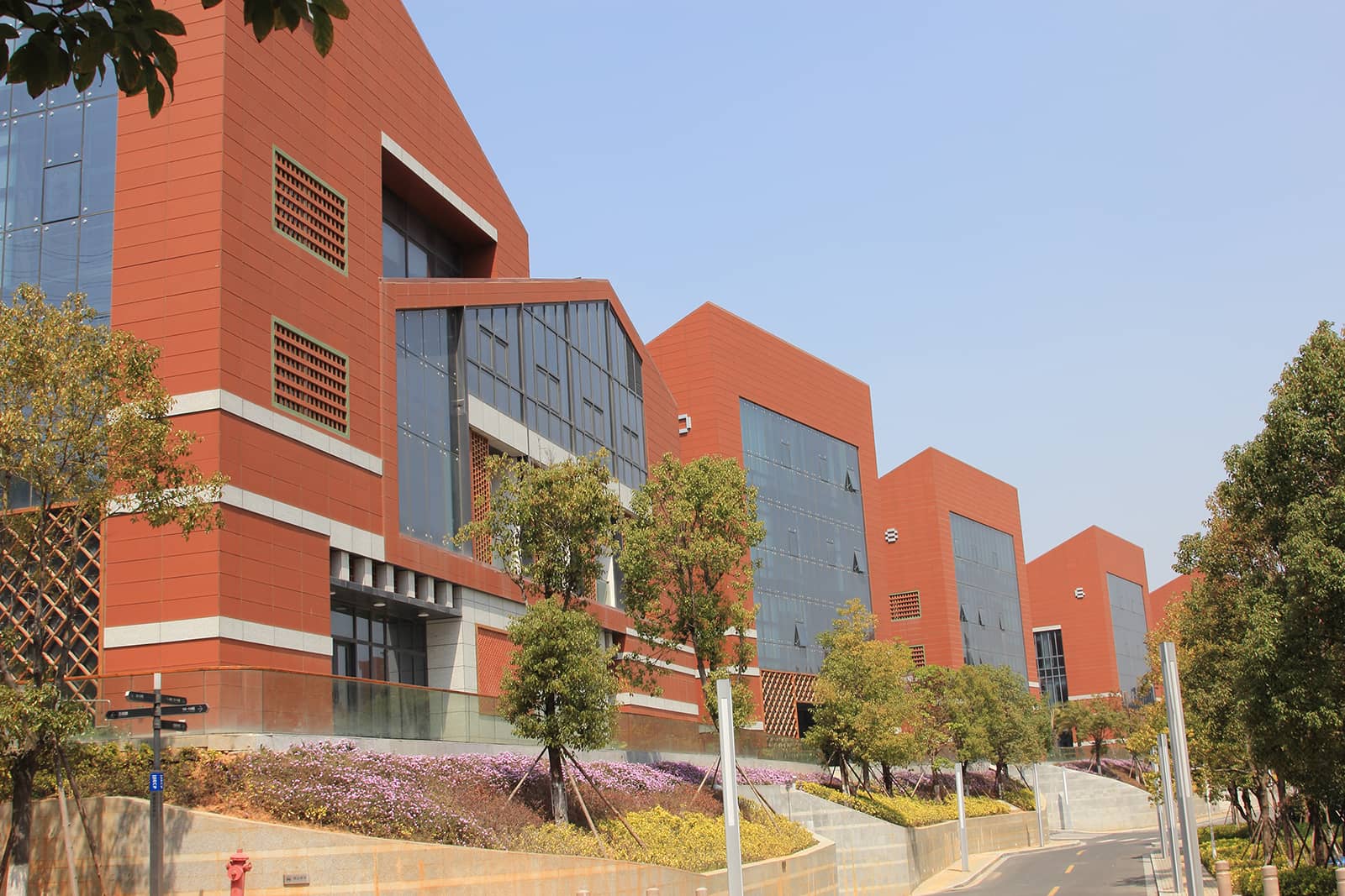 红色墙板包裹的园区联排建筑.jpg