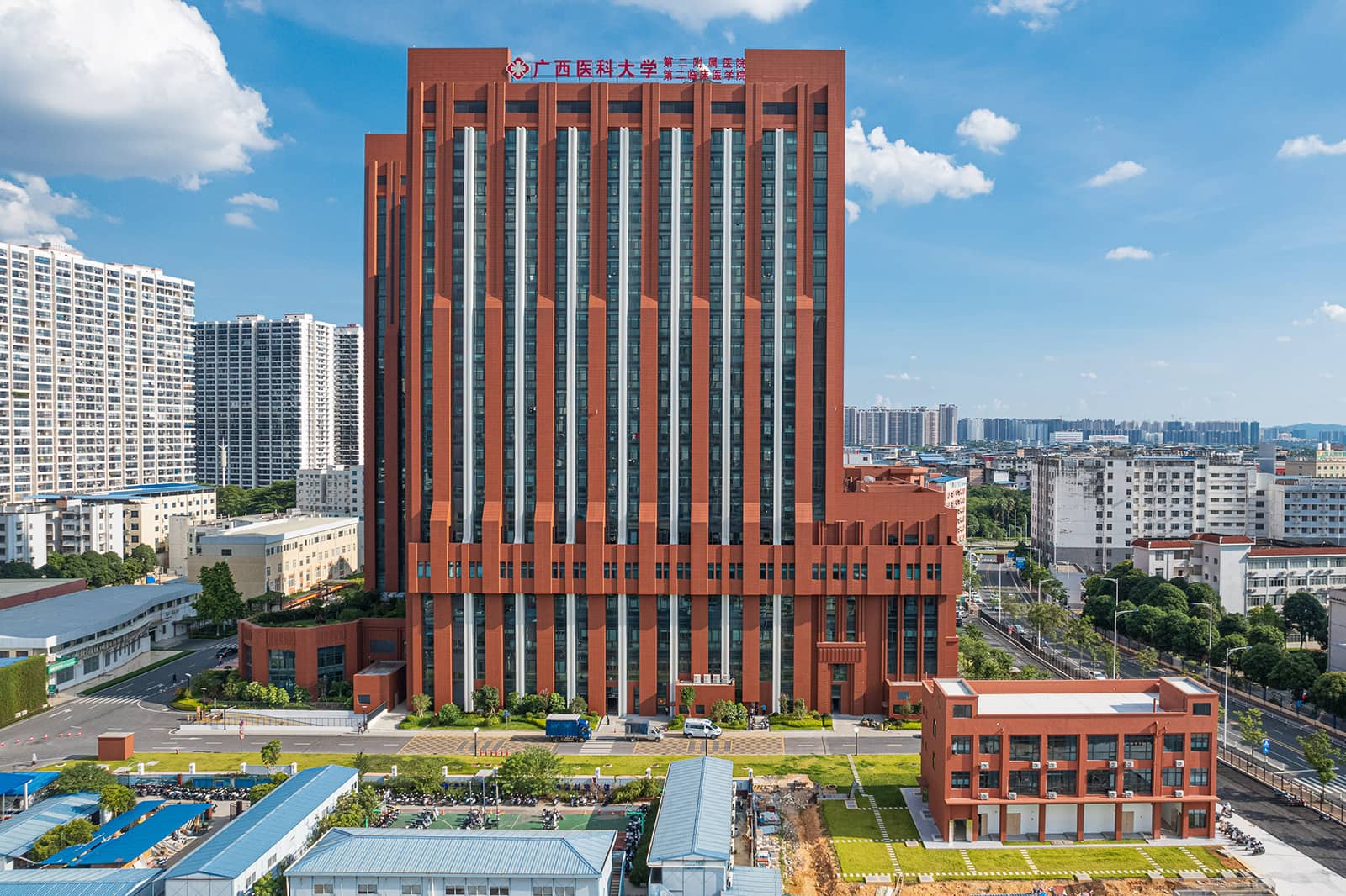 医院西侧陶土幕墙立面.jpg