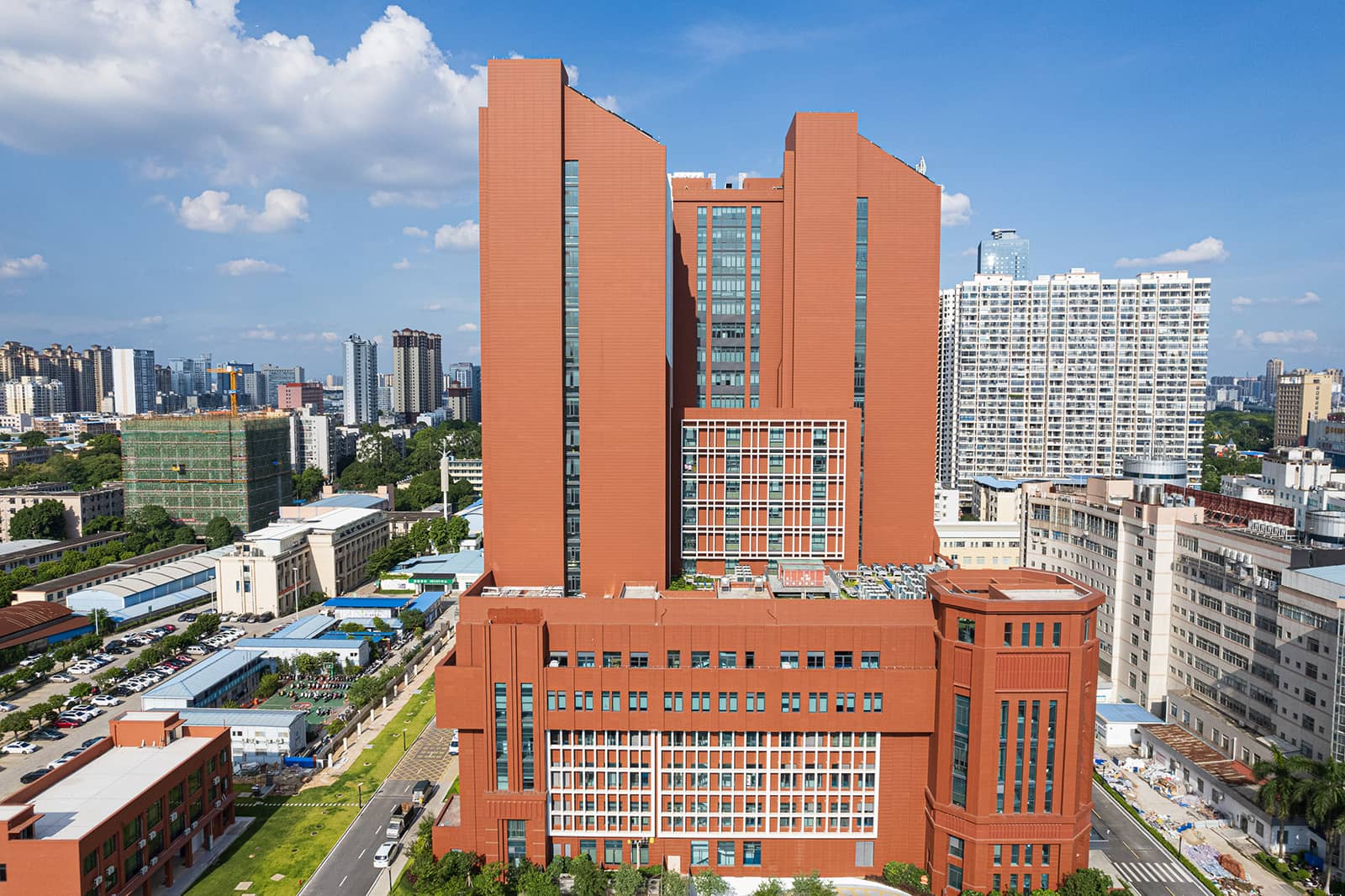 医院立面丰富的建筑轮廓.jpg